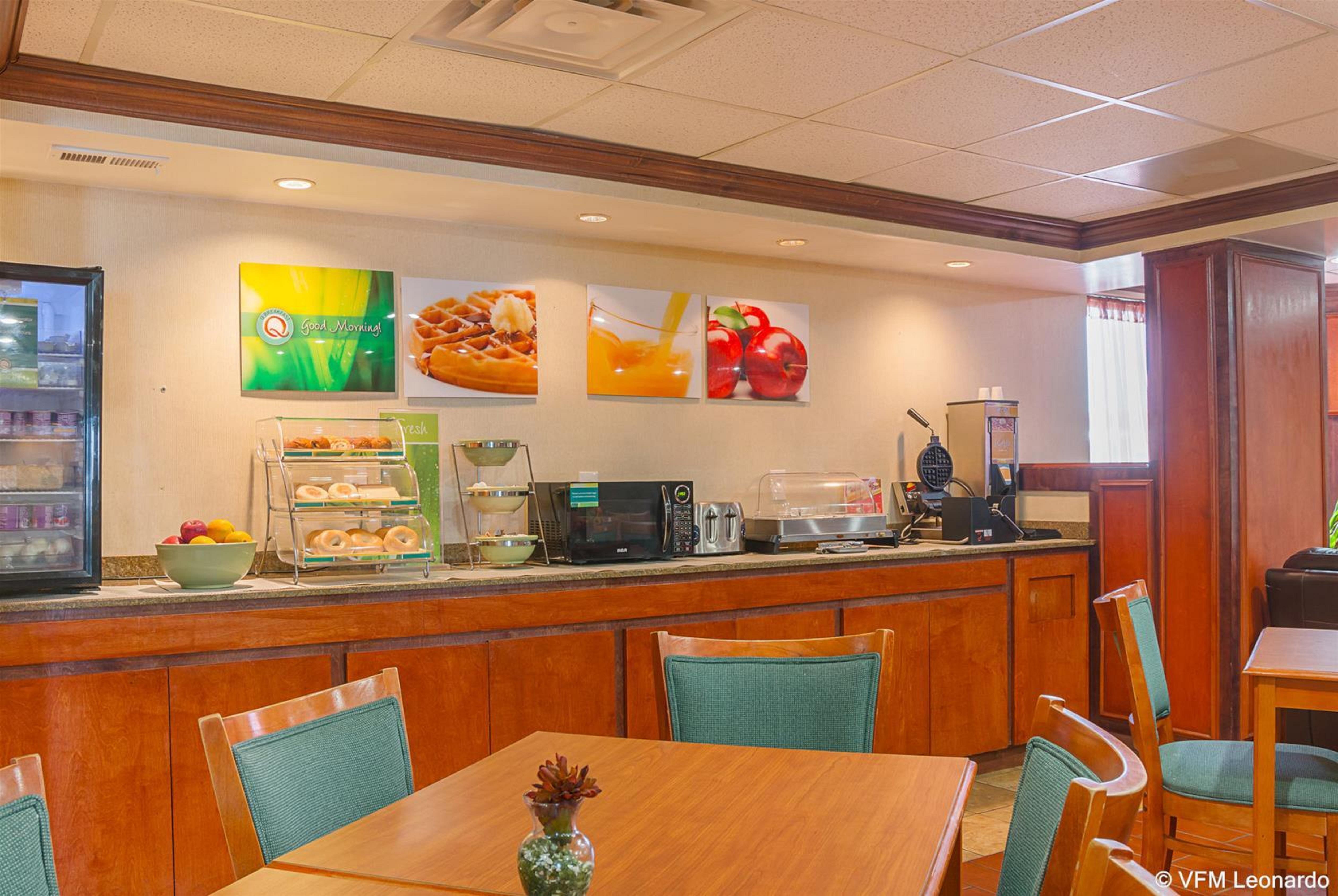 Quality Inn & Suites Detroit Metro Airport Romulus Exterior photo
