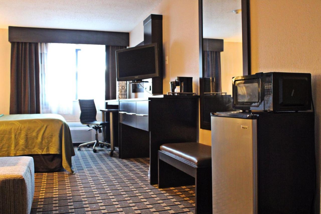 Quality Inn & Suites Detroit Metro Airport Romulus Exterior photo