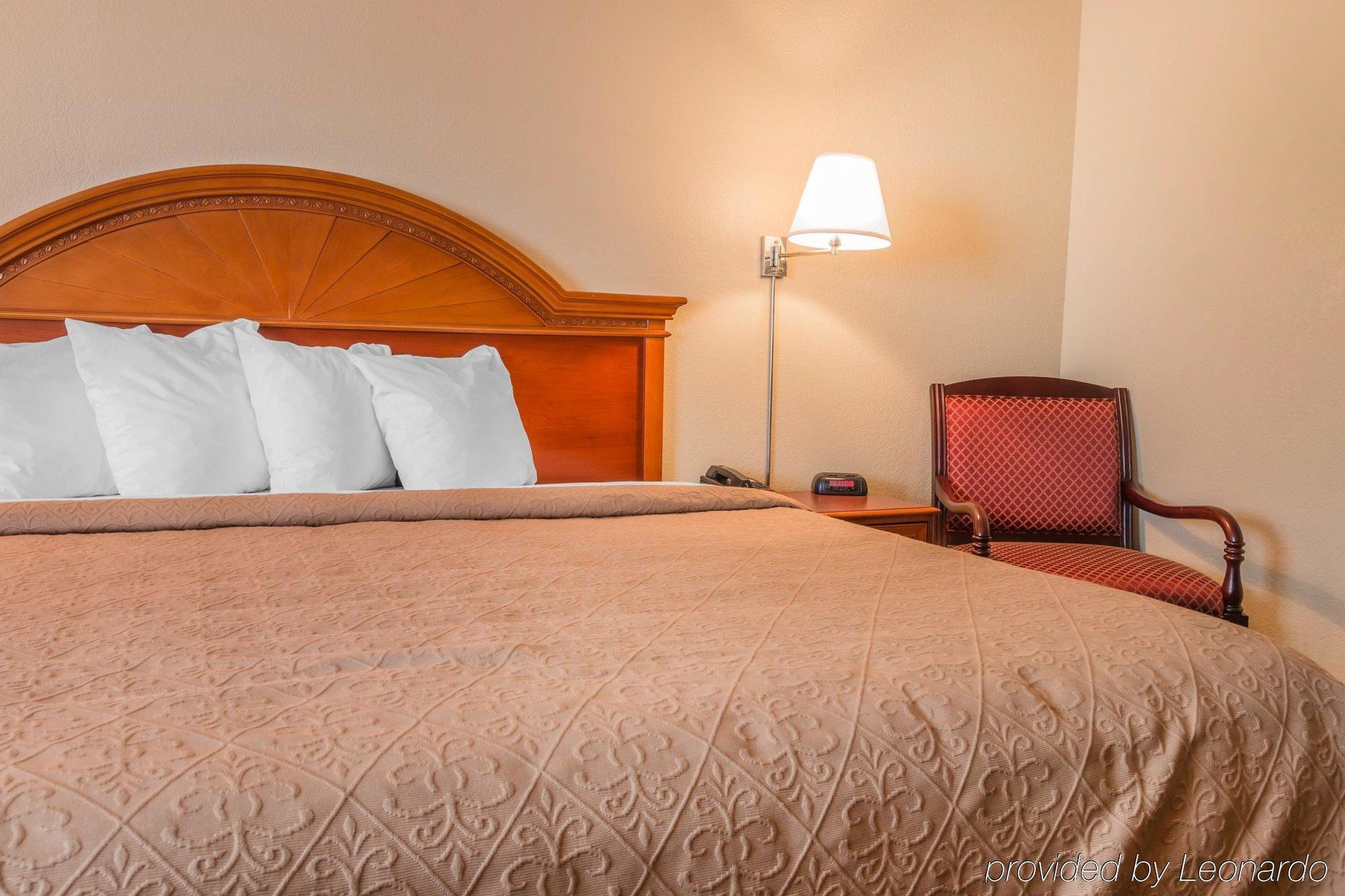 Quality Inn & Suites Detroit Metro Airport Romulus Exterior photo