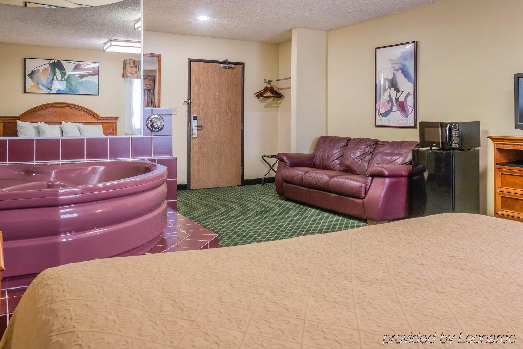 Quality Inn & Suites Detroit Metro Airport Romulus Exterior photo