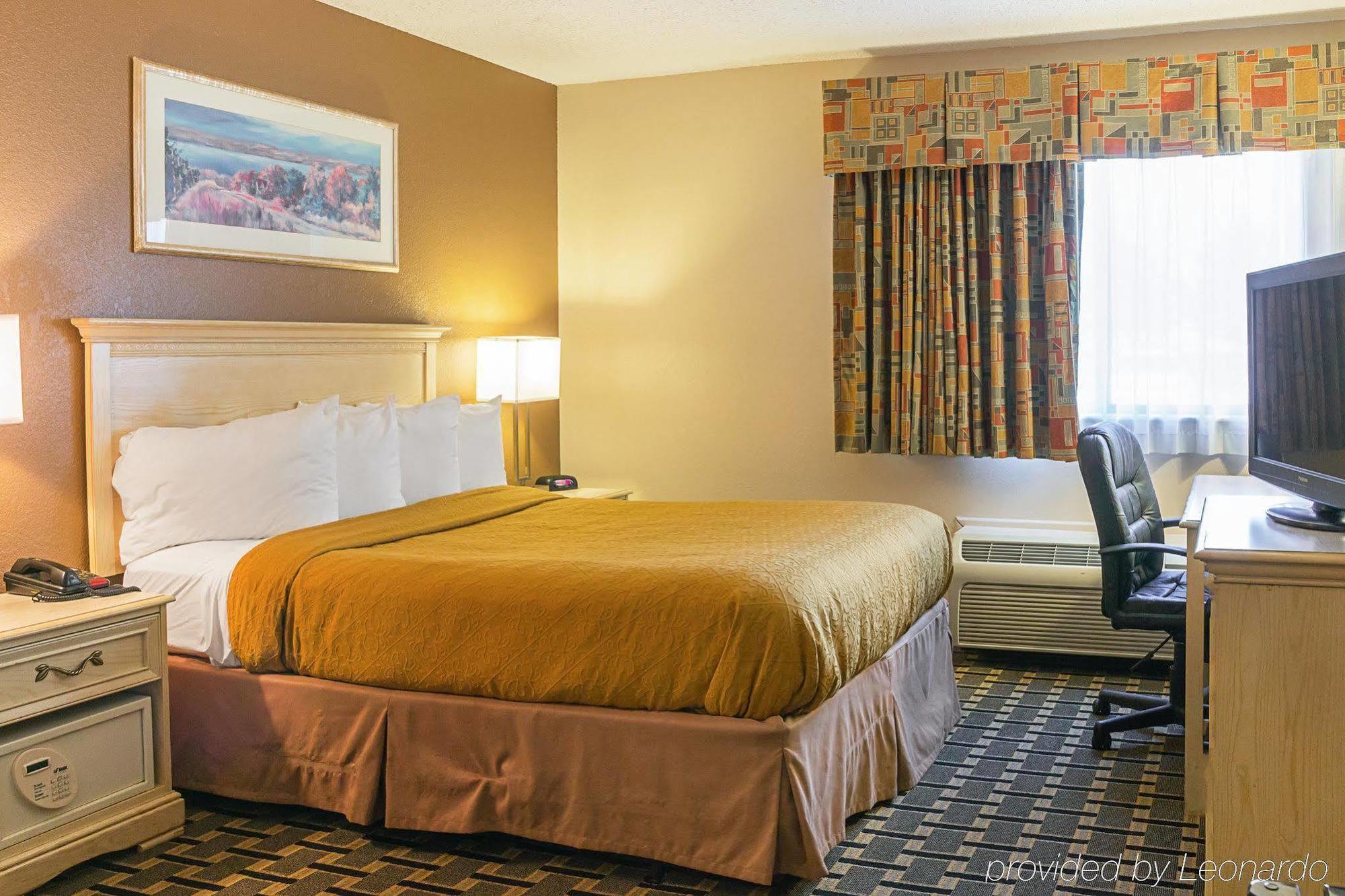 Quality Inn & Suites Detroit Metro Airport Romulus Exterior photo